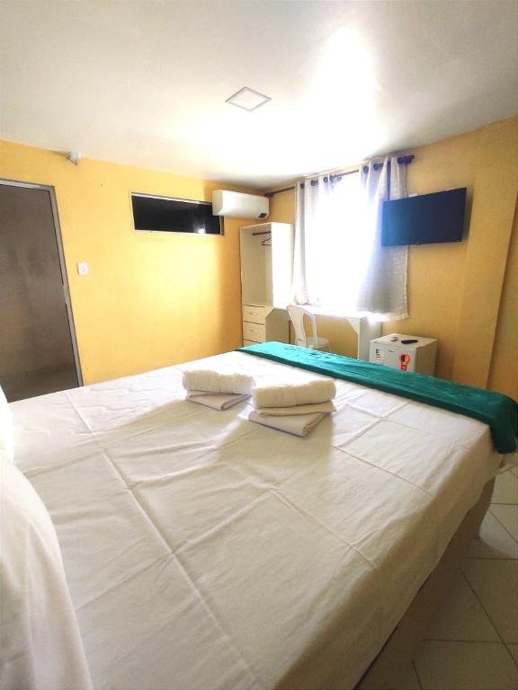 Bright room with air conditioning and window
